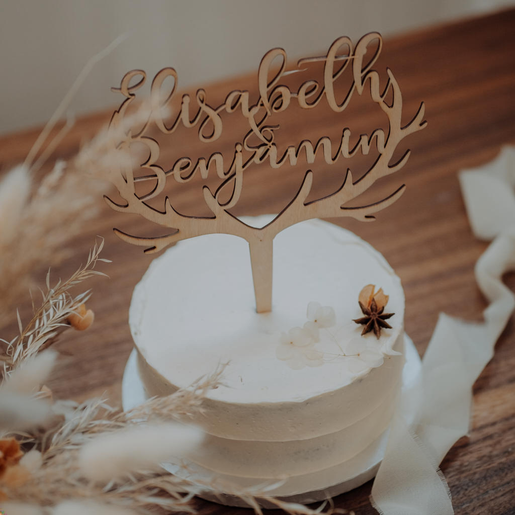 Personalisierte Cake Topper aus Holz mit Namen – handgefertigt für Hochzeiten in Leipzig und Grimma