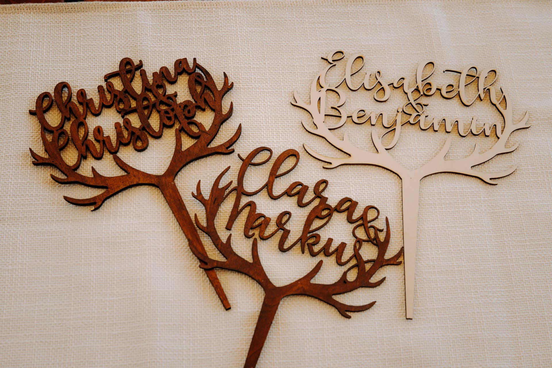 Personalisierte Cake Topper aus Holz mit Geweih-Design und Namen