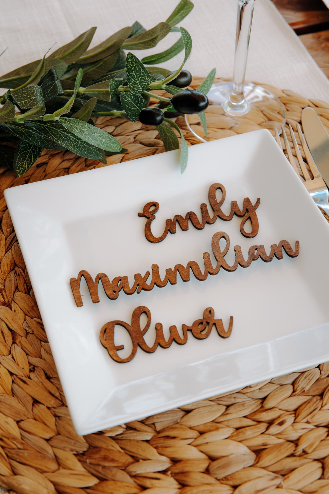Personalisierte Holz-Schriftzüge als Tischkarten für Hochzeiten und Feste