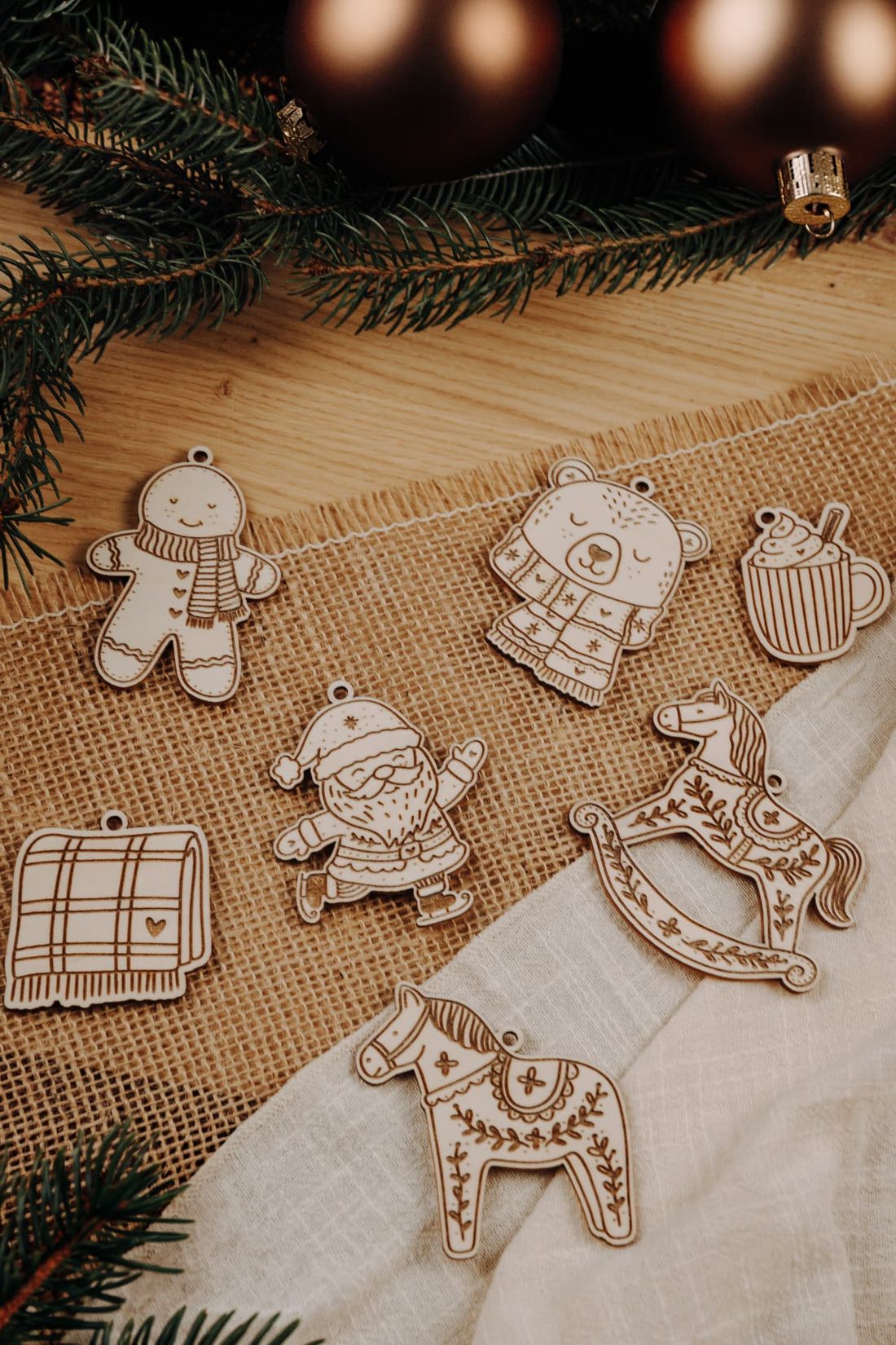 Handgravierte Holz-Anhänger für Weihnachten – Geschenke & Weihnachtsdeko aus Holz, handgefertigt in Grimma bei Leipzig