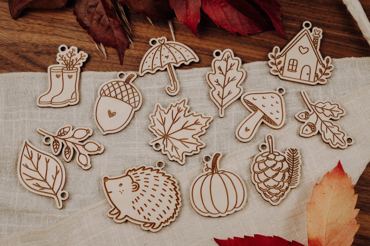 Gravierte Holz-Anhänger mit Herbst-Motiven wie Igel, Pilz und Kürbis – handgefertigte Geschenk-Anhänger aus Holz, made in Grimma bei Leipzig