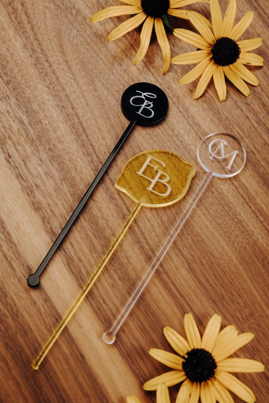 Personalisierte Acryl-Rührstäbchen mit gravierten Initialen für Hochzeitsdrinks und Cocktails – handgefertigt in Grimma bei Leipzig