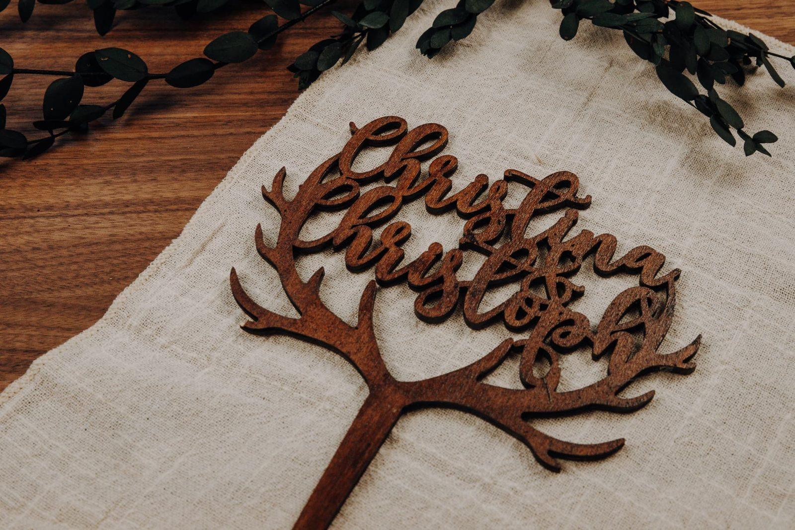 Handgefertigter Cake Topper aus Holz mit Geweih-Design und Namen – personalisierte Hochzeitsdeko aus Grimma bei Leipzig